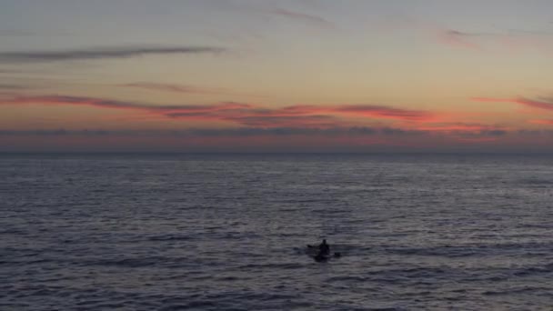 Άνθρωπος καγιάκ στη θάλασσα το ηλιοβασίλεμα, εναέρια θέα — Αρχείο Βίντεο