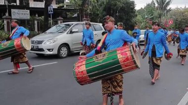 Sasak Gendang Beleq davulcuları geleneksel sokak geçidinde yürüyor. Lombok, Endonezya - 12 Mayıs 2025