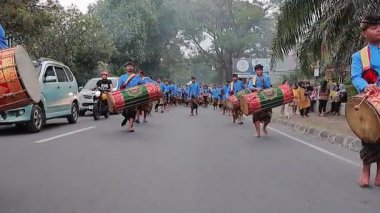 Gendang Beleq Sasak davulcuları kültürel sokak geçit töreni yapıyorlar. Lombok, Endonezya - 12 Mayıs 2025