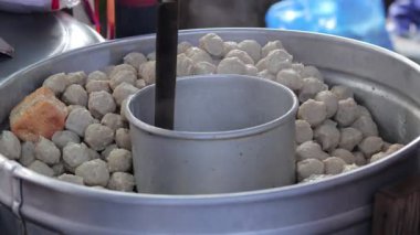 Geleneksel Endonezya Bakso köfteleri ve tahu 'nun bir sokak satıcısındaki büyük bir metal tencerede buharlaşması.