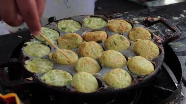 Sokak Gıda Satıcısı Tay usulü tuzlu yumurta krepleri pişiriyor.