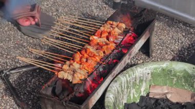 Endonezya Satay Şişleri Sıcak Kömür Mangal Yangını Üzerine Izgara Yapıyor