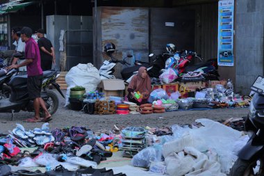 Lombok Timur, Endonezya 'da yol kenarında çeşitli mallar satan sokak satıcısı - 8 Eylül 2025