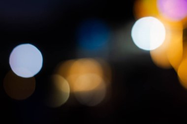 Güzel, soyut, renkli Bokeh ışıkları canlı bir şehir gecesi çekiliyor..