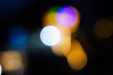 Şehir gece lambalarından yaratılan canlı, soyut, çok renkli bokeh arkaplan dokusu.