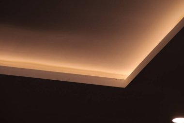 Modern iç tavan yapısı üzerinde sıcak ortam aydınlatma tasarımı.