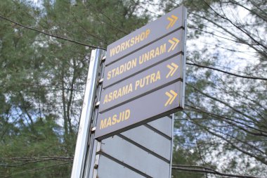 Atölye, UNRAM Stadyumu, Cami yönlerini gösteren yön levhası.