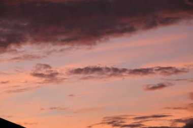 Günbatımı atmosfer gökyüzü pembe kara bulutlar arkaplan dokusu