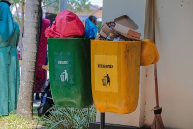 İki Endonezya çöp tenekesi organik ve organik olmayan atık ayıklama için tasarlandı.