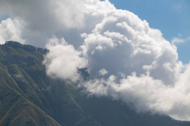 Anak Dara Dağı, Lombok, Endonezya üzerindeki bulutların genişliği