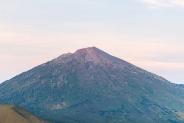 Rinjani Dağı Pergasingan Tepesi 'nin soluk gökyüzü manzarasına hakim..