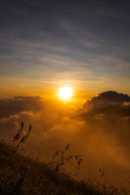 Anak Dara, Lombok, Endonezya dağlarındaki bulutların üzerinde gün doğumu