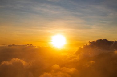 Anak Dara, Lombok, Endonezya dağlarındaki bulutların üzerinde gün doğumu