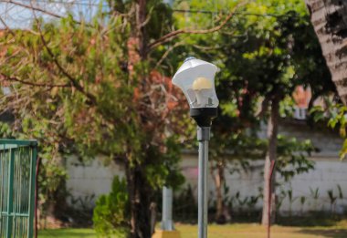 Kırık sokak lambası, kırık kapaklı park yeri..