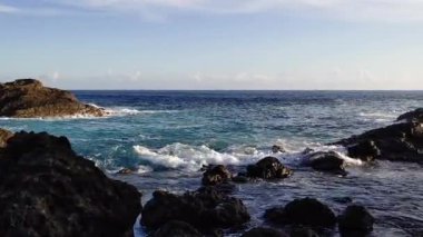 Gündüz vakti Kara Kıyı Kayalıklarında Dalgalar.