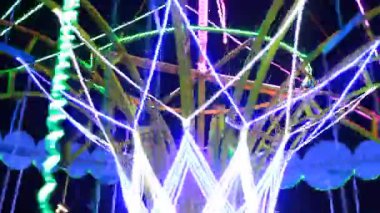 Soyut Dönen Lunapark Biniş Yapısı Detayları Dinamik Neon Işıkları Gece Fuarında Aydınlandı