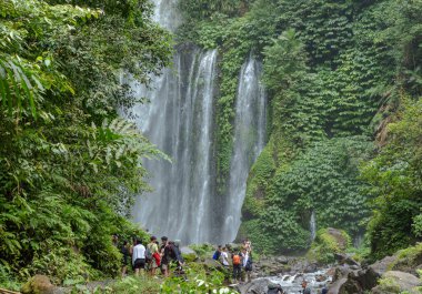 LOMBOK UTARA, İNDONEZYA - 27 Ocak 2025 - Tiu Kelep Şelalesi 'ni ziyaret eden turistler, Kuzey Lombok, Endonezya' nın başkenti.