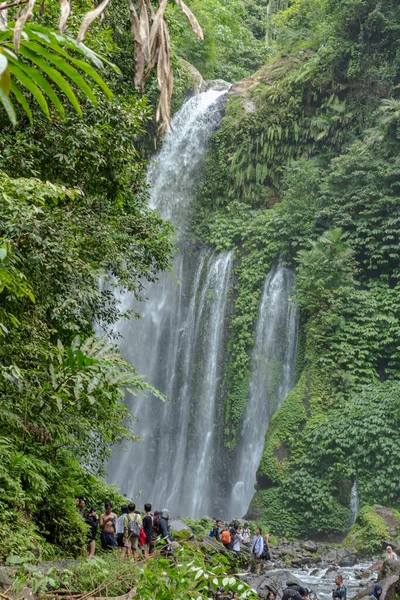 LOMBOK UTARA, İNDONEZYA - 27 HAZİRAN 2025 - Tiu Kelep Şelalesi Bayan, Kuzey Lombok, Endonezya 'da, yoğun tropikal yağmur ormanlarına turist ve ziyaretçileri çekiyor.