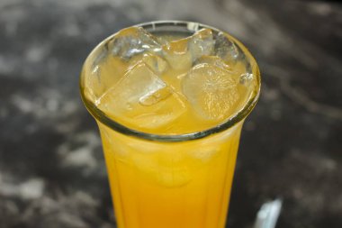 Sarı içeceği buzla ferahlatıyor.