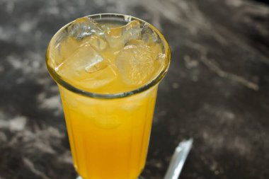 Buzlu, taze, sarı içecek..