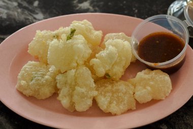 Sos soslu kızarmış tapyoka topları..