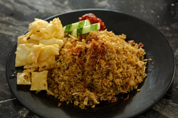 Kızarmış soğan ve krakerle nefis Nasi Goreng..