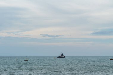 Sakin okyanus suyunun ortasında römorkörle çalışıyor..
