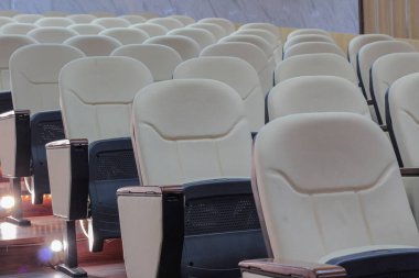 Boş konferans salonu sandalyeleri.