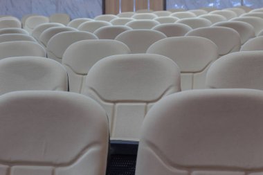 Bej oditoryum koltukları sıra sıra.