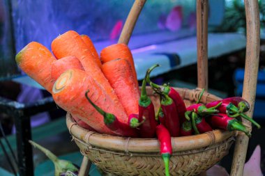 Bir sepet havuç ve kırmızı biber..
