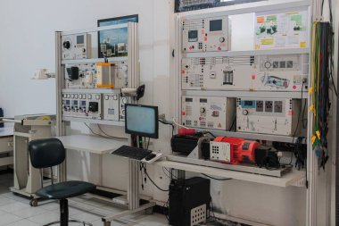 MATARAN, İNDONEZYA - 22 ARALIK 2024 Mühendislik Laboratuvarı Ekipman ve Kontrol Paneli