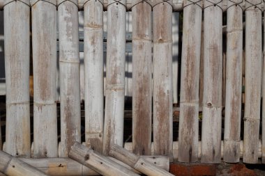 Yıpranmış Yüzeyli Bambu Çiti, Yakından Bakış, Yaşlanmış bambular içeren detaylı bir organik yüzey, doğal ahşap tahılını sergiliyor, dünyevi arka planlar için ideal.