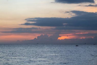 Huzurlu Deniz ve Bulutlu Gökyüzü ile Günbatımı ve Yansıyan Işık Motivasyon ve Seyahat İçeriği İçin Cömertçe Kopyalama Alanı