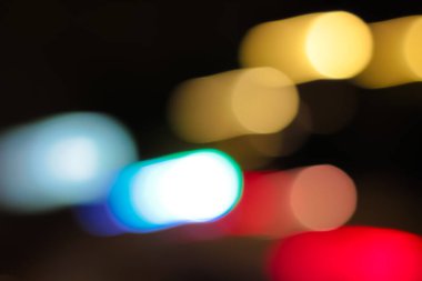 Kasıtlı olarak bulanıklaştırma ve hareket, canlı ışık izleriyle Bokeh yaratarak, sanatsal ve dinamik tasarım için yavaş deklanşör hızı ve lens bulanıklığını gösterir.