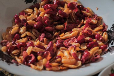 Geleneksel Endonezya abur cuburu, karamelli fıstıklardan yapılmış, kırmızı kabuklu, doğal ışıkla aydınlatılmış, reklam için fotokopi alanı olan.