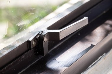 Ev güvenliği için güvenli kilitleme mekanizmasına sahip pencere kolunun kapatılması ve kopyalama alanı elementi ile güvenlik