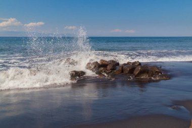 Okyanus Dalgası Kıyı Gevşeme Kavramları İçin Doğal Işığın Olduğu Güneşli bir günde Kayalara Çarpıp Boşluğu Kopyaladı