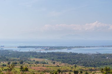 Flores Adası 'nın Geniş Açı Manzarası, Endonezya Sakin Sular ve HDR' de yakalanan metne yer olan Yeşil Vegetasyon