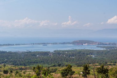 Ada ve Göl Panoramik HDR Manzarası, Bereketli Yeşil Ağaçlar, Dağlar ve Gökyüzü, Turizm ve Doğa İçin İdeal