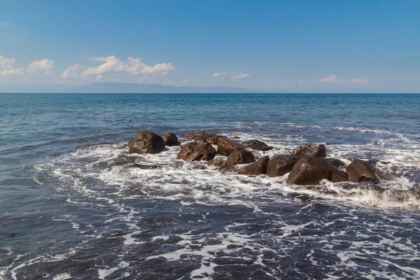 Okyanus Dalgaları Kıyı Teması İçin HDR Efekti ve Kopyalama Uzayı ile Karanlık Kayalar Oluşumuna Düşüyor