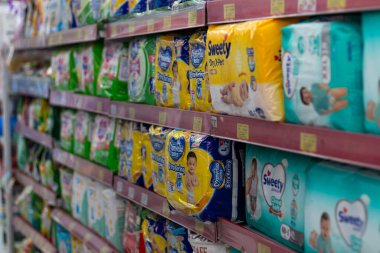 18 Eylül 2025 'te Mataram, Endonezya' daki bir malzeme deposunda bebek bezi paketleri