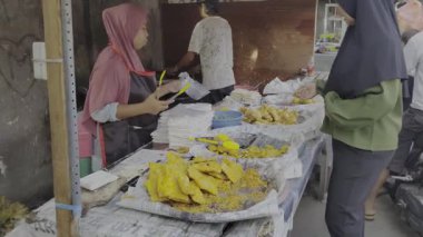 19 Şubat 2025 'te Mataram, Endonezya' daki yayalara satılan kızartılmış atıştırmalıklar.