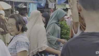 Müşteriler, 19 Şubat 2025 'te Mataram, Endonezya' daki sokak pazarından taze ürün satın alıyorlar.