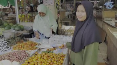 Mataram, Endonezya 'daki pazar yerinde tesettürlü kadın, 19 Şubat 2025