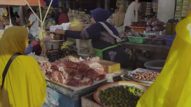 İnsanlar 19 Şubat 2025 'te Mataram, Endonezya' da kalabalık bir çiftçi pazarında gezinip alışveriş yapıyorlar.
