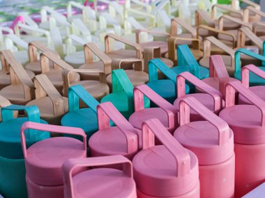 Doğal Işık, Verimli Gıda Depolama ve Canlı Mutfak Malzemeleri Tasarımı ile Saflarda Düzenlenmiş Renkli Tiffin Taşıyıcıları Yığını