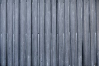 Dikey çizgiler ve doğal ışıklandırma ile metalik rulo deklanşör endüstriyel tasarımlar ve güvenlik için dokulu bir arka plan oluşturur