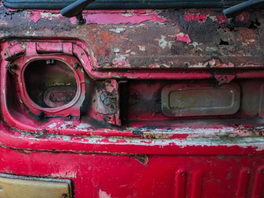 Ağır Pas ve Kayıp Başlıklı Kırmızı Kamyon, doğal ışıklandırma ve araç temaları için kopyalama alanı ile desen ve bozulma sergiliyor