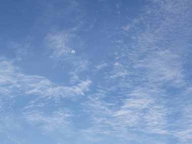 Geniş mavi gökyüzü, yumuşak, dağınık beyaz bulutlar biraz huzur katıyor, projelerdeki atmosferik arka planlar için harika.