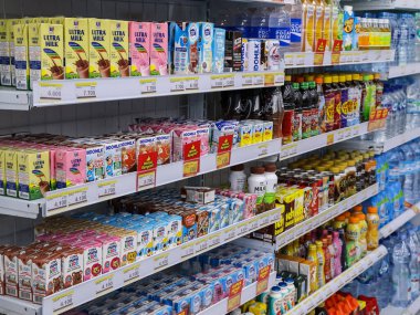 Raflar, 6 Haziran 2025 'te Lombok, Endonezya' da satılık farklı türde içeceklerle dolu.